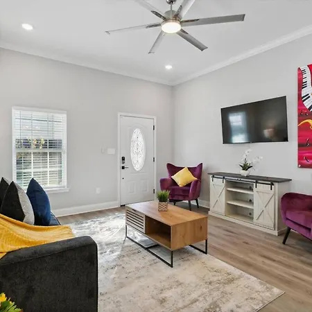 Beautiful New 5Br Home With Outdoor Seating